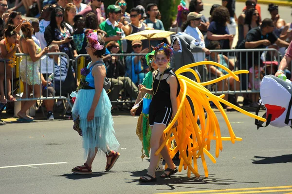 Nowy Jork Czerwca Ludzie Uczestniczą Rocznych Mermaid Parade Coney Island — Zdjęcie stockowe