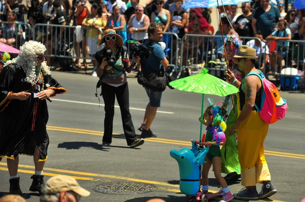 New York, Ny - 16 Haziran: Mermaid Parade Başyargıç ve New York'un Coney Adası'nda 16 Haziran 2018 36 yıllık deniz kızı geçit töreninde katılımcılar. 