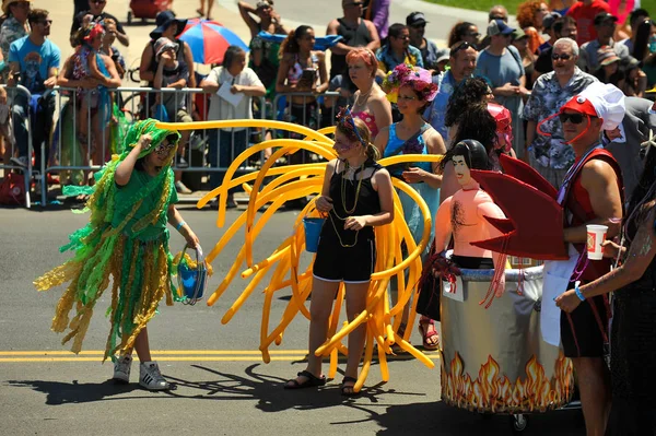 New York, Ny - 16 Haziran: İnsanlar katılmak 36 yıllık Mermaid Parade Coney Island 16 Haziran 2018 New York'ta. 