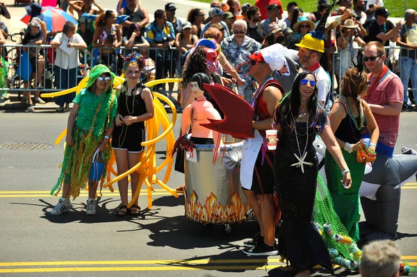 New York, Ny - 16 Haziran: İnsanlar katılmak 36 yıllık Mermaid Parade Coney Island 16 Haziran 2018 New York'ta. 