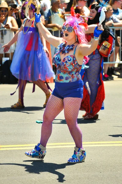 New York, Ny - 16 Haziran: İnsanlar katılmak 36 yıllık Mermaid Parade Coney Island 16 Haziran 2018 New York'ta. 
