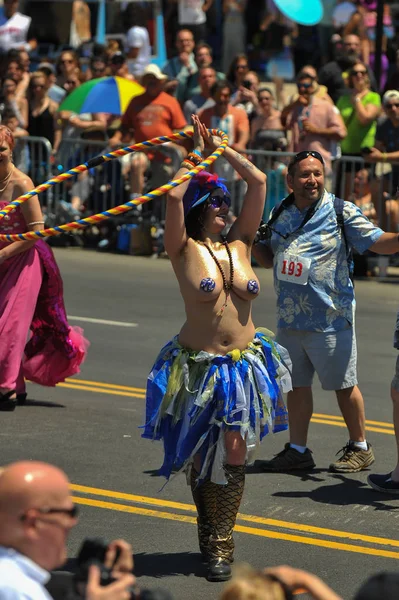New York, Ny - 16 Haziran: İnsanlar katılmak 36 yıllık Mermaid Parade Coney Island 16 Haziran 2018 New York'ta. 