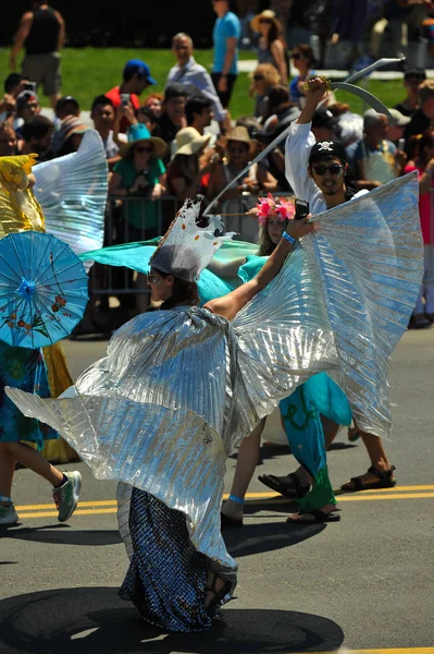 New York, Ny - 16 Haziran: İnsanlar katılmak 36 yıllık Mermaid Parade Coney Island 16 Haziran 2018 New York'ta. 