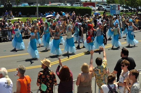 Nova Iorque Junho Pessoas Participam 36Th Anual Mermaid Parade Coney — Fotografia de Stock