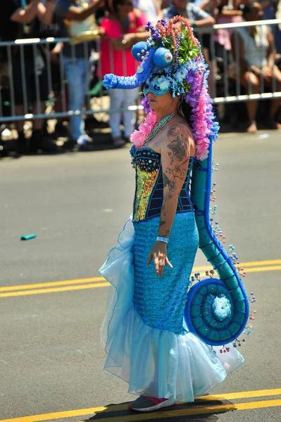 New York, Ny - 16 Haziran: İnsanlar katılmak 36 yıllık Mermaid Parade Coney Island 16 Haziran 2018 New York'ta. 