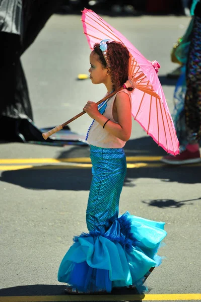 New York, Ny - 16 Haziran: İnsanlar katılmak 36 yıllık Mermaid Parade Coney Island 16 Haziran 2018 New York'ta. 