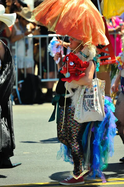 New York, Ny - 16 Haziran: İnsanlar katılmak 36 yıllık Mermaid Parade Coney Island 16 Haziran 2018 New York'ta. 