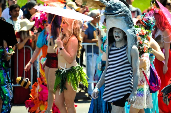 Nova Iorque Junho Pessoas Participam 36Th Anual Mermaid Parade Coney — Fotografia de Stock