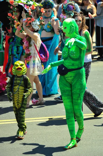New York, Ny - 16 Haziran: İnsanlar katılmak 36 yıllık Mermaid Parade Coney Island 16 Haziran 2018 New York'ta. 