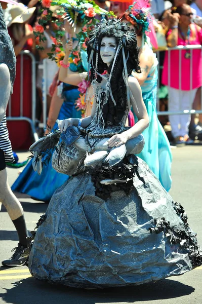 New York, Ny - 16 Haziran: İnsanlar katılmak 36 yıllık Mermaid Parade Coney Island 16 Haziran 2018 New York'ta. 