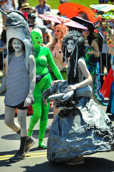 New York, Ny - 16 Haziran: İnsanlar katılmak 36 yıllık Mermaid Parade Coney Island 16 Haziran 2018 New York'ta. 