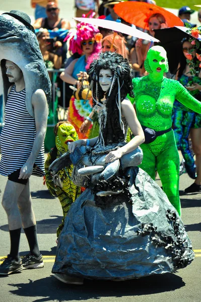 New York, Ny - 16 Haziran: İnsanlar katılmak 36 yıllık Mermaid Parade Coney Island 16 Haziran 2018 New York'ta. 