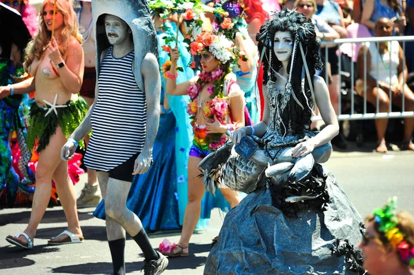 New York, Ny - 16 Haziran: İnsanlar katılmak 36 yıllık Mermaid Parade Coney Island 16 Haziran 2018 New York'ta. 