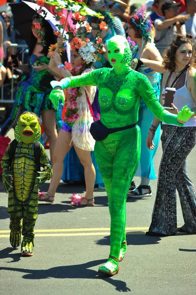 Nova Iorque Junho Pessoas Participam 36Th Anual Mermaid Parade Coney — Fotografia de Stock