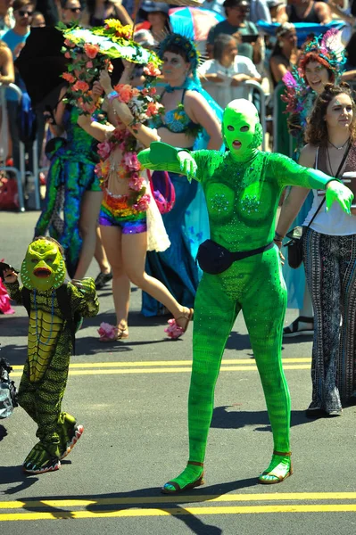 Nova Iorque Junho Pessoas Participam 36Th Anual Mermaid Parade Coney — Fotografia de Stock