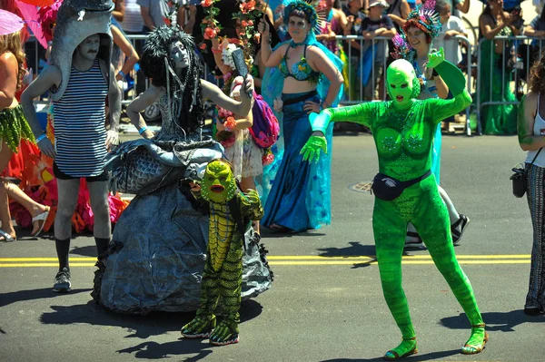 New York, Ny - 16 Haziran: İnsanlar katılmak 36 yıllık Mermaid Parade Coney Island 16 Haziran 2018 New York'ta. 