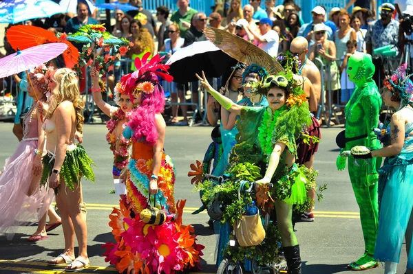 Nova Iorque Junho Pessoas Participam 36Th Anual Mermaid Parade Coney — Fotografia de Stock