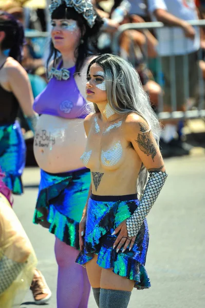 New York, Ny - 16 Haziran: İnsanlar katılmak 36 yıllık Mermaid Parade Coney Island 16 Haziran 2018 New York'ta. 