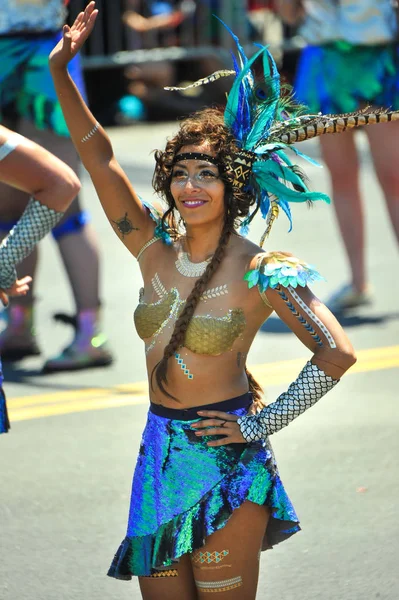 New York, Ny - 16 Haziran: İnsanlar katılmak 36 yıllık Mermaid Parade Coney Island 16 Haziran 2018 New York'ta. 