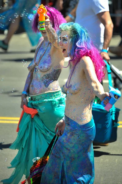 New York Června Lidé Účastní Roční Mermaid Parade Coney Island — Stock fotografie