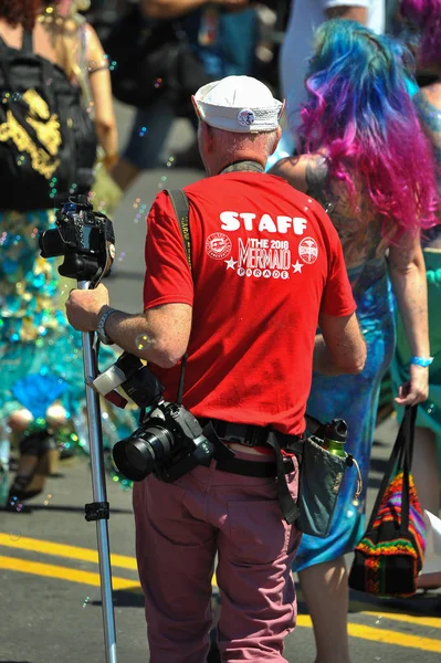 New York, Ny - 16 Haziran: İnsanlar katılmak 36 yıllık Mermaid Parade Coney Island 16 Haziran 2018 New York'ta. 