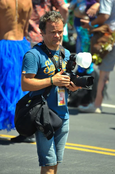 New York, Ny - 16 Haziran: Fotoğrafçı 36 yıllık Mermaid Parade Coney Island üzerinde 16 Haziran 2018 New York'ta sırasında. 