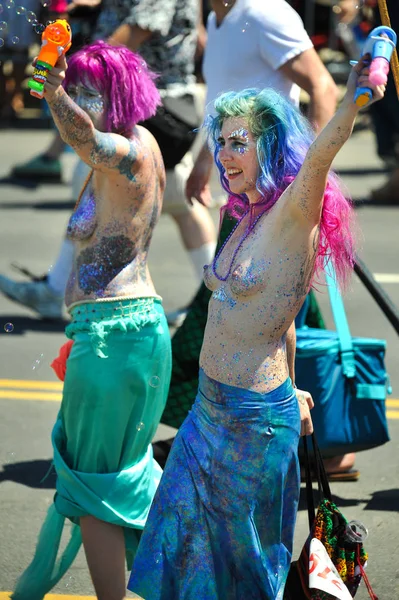 New York, Ny - 16 Haziran: İnsanlar katılmak 36 yıllık Mermaid Parade Coney Island 16 Haziran 2018 New York'ta. 