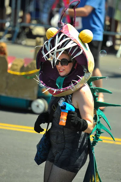 New York, Ny - 16 Haziran: İnsanlar katılmak 36 yıllık Mermaid Parade Coney Island 16 Haziran 2018 New York'ta. 
