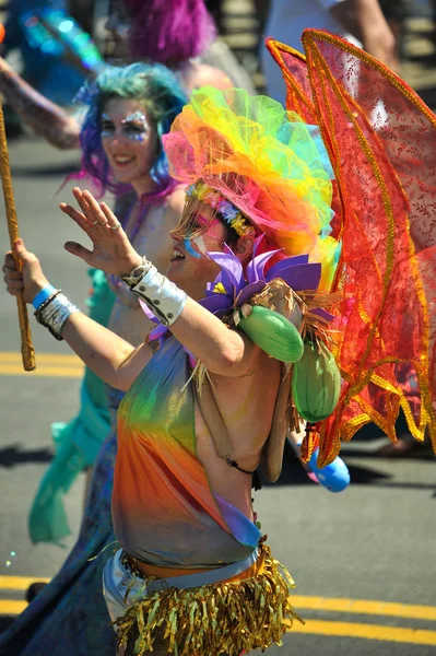 New York, Ny - 16 Haziran: İnsanlar katılmak 36 yıllık Mermaid Parade Coney Island 16 Haziran 2018 New York'ta. 