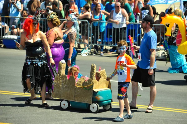 New York, Ny - 16 Haziran: İnsanlar katılmak 36 yıllık Mermaid Parade Coney Island 16 Haziran 2018 New York'ta. 