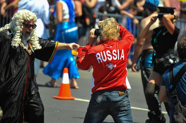 New York, Ny - 16 Haziran: Fotoğrafçı 36 yıllık Mermaid Parade Coney Island üzerinde 16 Haziran 2018 New York'ta sırasında. 