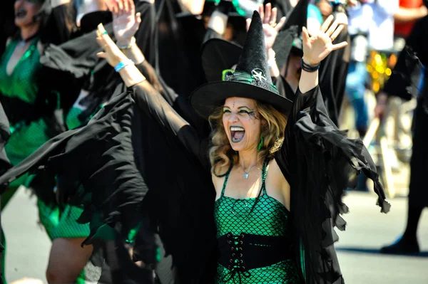 New York, Ny - 16 Haziran: Somon cadı Tryals katılmak 36 yıllık Mermaid Parade Coney Island 16 Haziran 2018 New York'ta. 