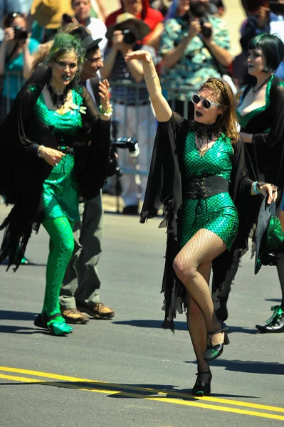New York, Ny - 16 Haziran: Somon cadı Tryals katılmak 36 yıllık Mermaid Parade Coney Island 16 Haziran 2018 New York'ta. 