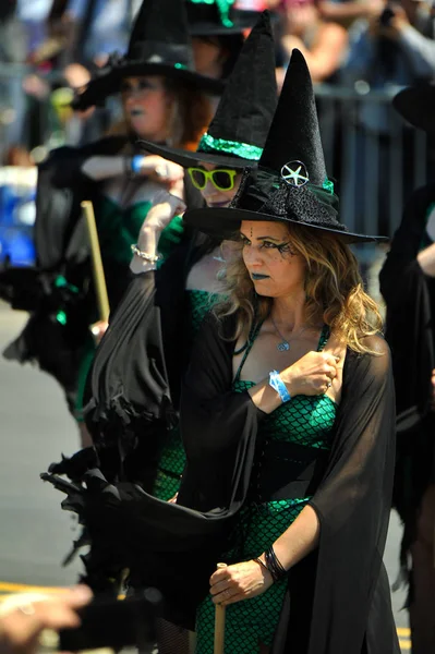 New York, Ny - 16 Haziran: Somon cadı Tryals katılmak 36 yıllık Mermaid Parade Coney Island 16 Haziran 2018 New York'ta. 