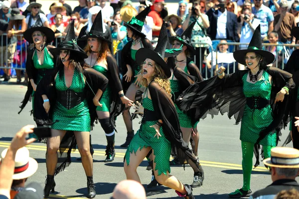 New York, Ny - 16 Haziran: Somon cadı Tryals katılmak 36 yıllık Mermaid Parade Coney Island 16 Haziran 2018 New York'ta. 
