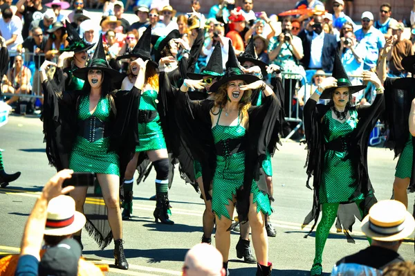 New York, Ny - 16 Haziran: Somon cadı Tryals katılmak 36 yıllık Mermaid Parade Coney Island 16 Haziran 2018 New York'ta. 