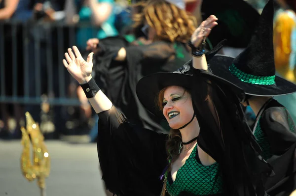 New York, Ny - 16 Haziran: Somon cadı Tryals katılmak 36 yıllık Mermaid Parade Coney Island 16 Haziran 2018 New York'ta. 