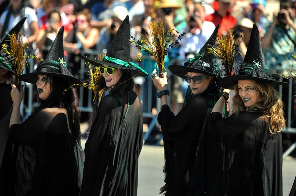 New York, Ny - 16 Haziran: Somon cadı Tryals katılmak 36 yıllık Mermaid Parade Coney Island 16 Haziran 2018 New York'ta. 