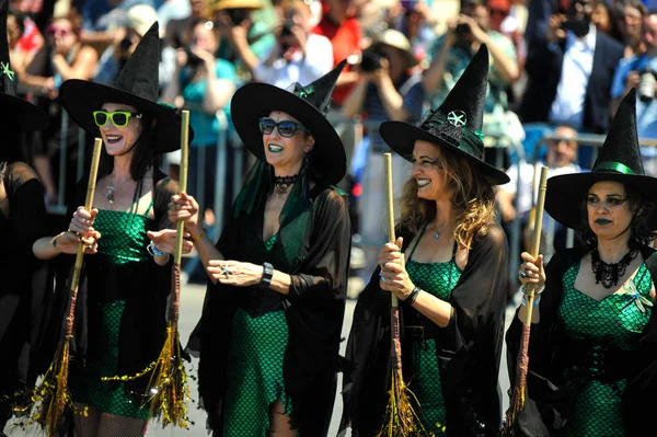 New York, Ny - 16 Haziran: Somon cadı Tryals katılmak 36 yıllık Mermaid Parade Coney Island 16 Haziran 2018 New York'ta. 