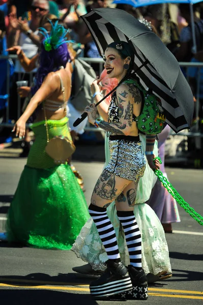 New York Června Lidé Účastní Roční Mermaid Parade Coney Island — Stock fotografie