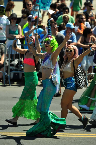 Nova Iorque Junho Pessoas Participam 36Th Anual Mermaid Parade Coney — Fotografia de Stock