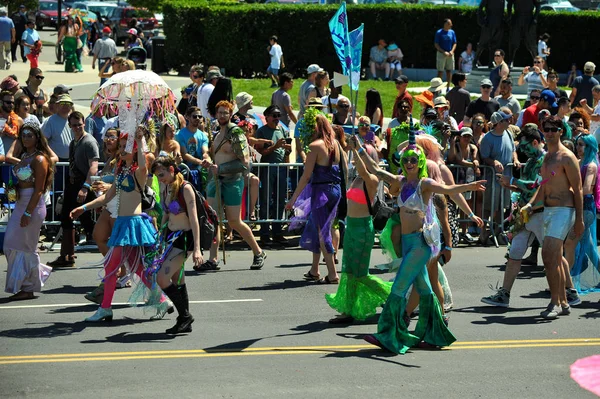 New York, Ny - 16 Haziran: İnsanlar katılmak 36 yıllık Mermaid Parade Coney Island 16 Haziran 2018 New York'ta. 