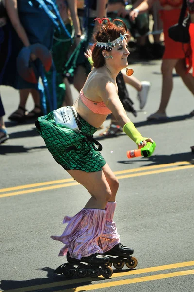 New York Juni Människor Delta Den Årliga Mermaid Parade Coney — Stockfoto