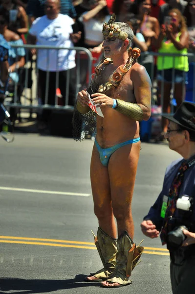 New York, Ny - 16 Haziran: İnsanlar katılmak 36 yıllık Mermaid Parade Coney Island 16 Haziran 2018 New York'ta. 