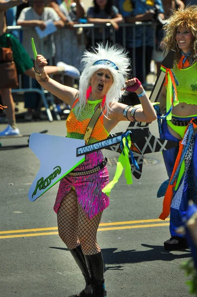 New York, Ny - 16 Haziran: İnsanlar katılmak 36 yıllık Mermaid Parade Coney Island 16 Haziran 2018 New York'ta. 