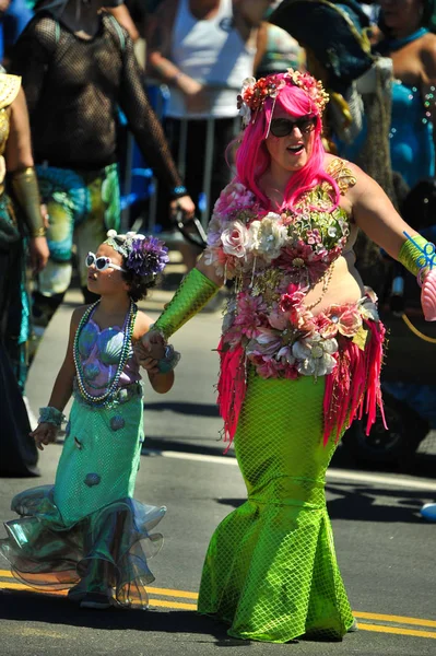 New York Června Lidé Účastní Roční Mermaid Parade Coney Island — Stock fotografie