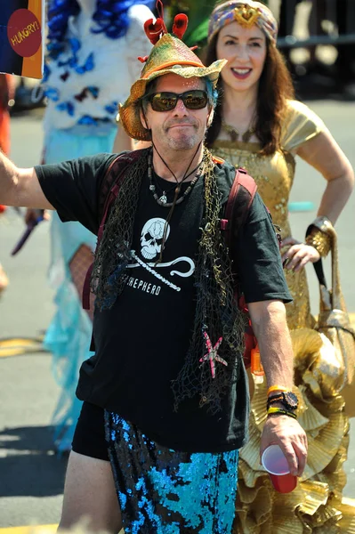 New York, Ny - 16 Haziran: İnsanlar katılmak 36 yıllık Mermaid Parade Coney Island 16 Haziran 2018 New York'ta. 