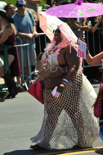 New York, Ny - 16 Haziran: İnsanlar katılmak 36 yıllık Mermaid Parade Coney Island 16 Haziran 2018 New York'ta. 