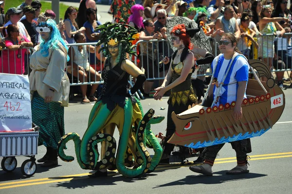 New York, Ny - 16 Haziran: İnsanlar katılmak 36 yıllık Mermaid Parade Coney Island 16 Haziran 2018 New York'ta. 