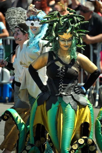New York, Ny - 16 Haziran: İnsanlar katılmak 36 yıllık Mermaid Parade Coney Island 16 Haziran 2018 New York'ta. 